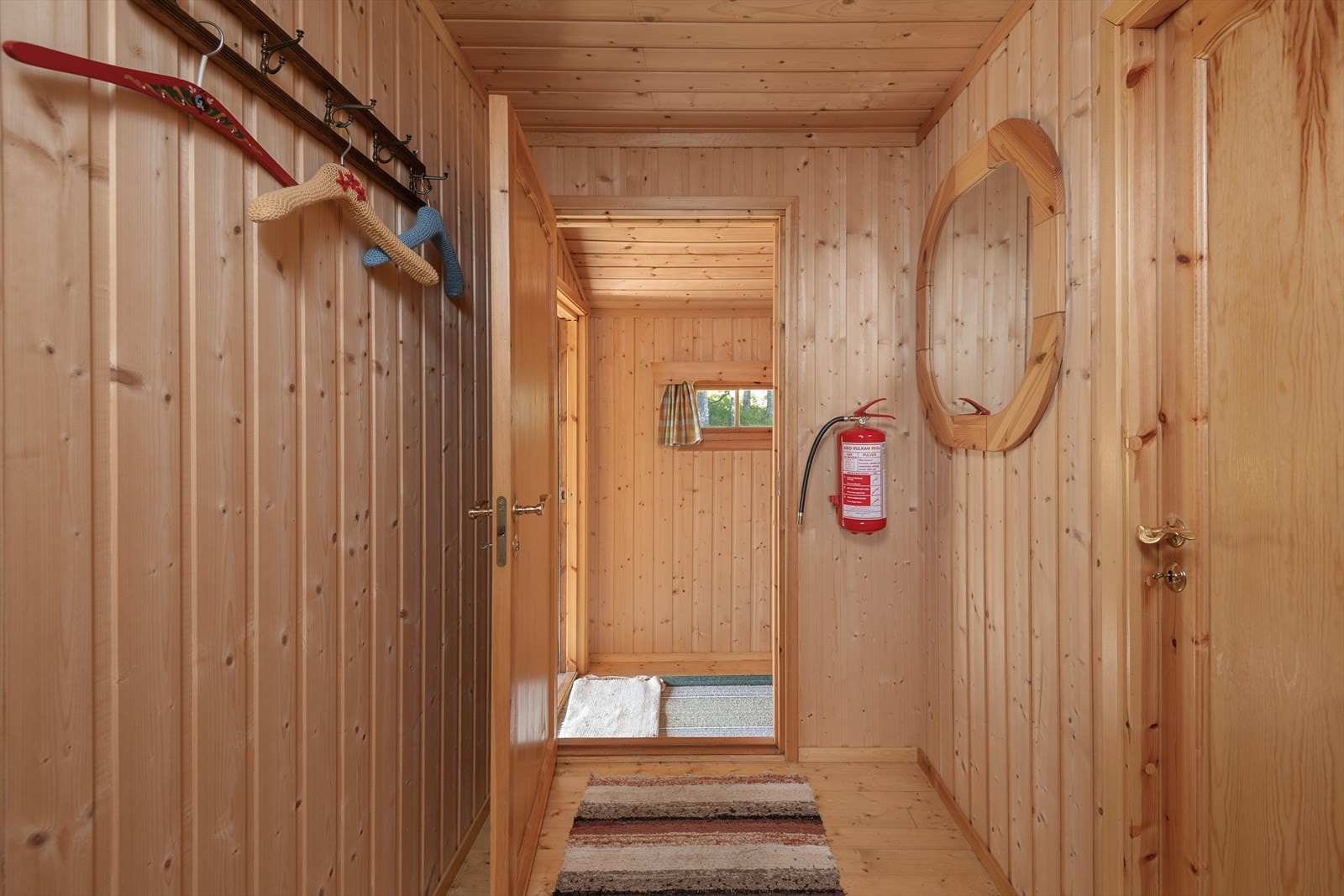 Gang med muligheter til å henge fra seg yttertøy og utstyr, Galleribilde