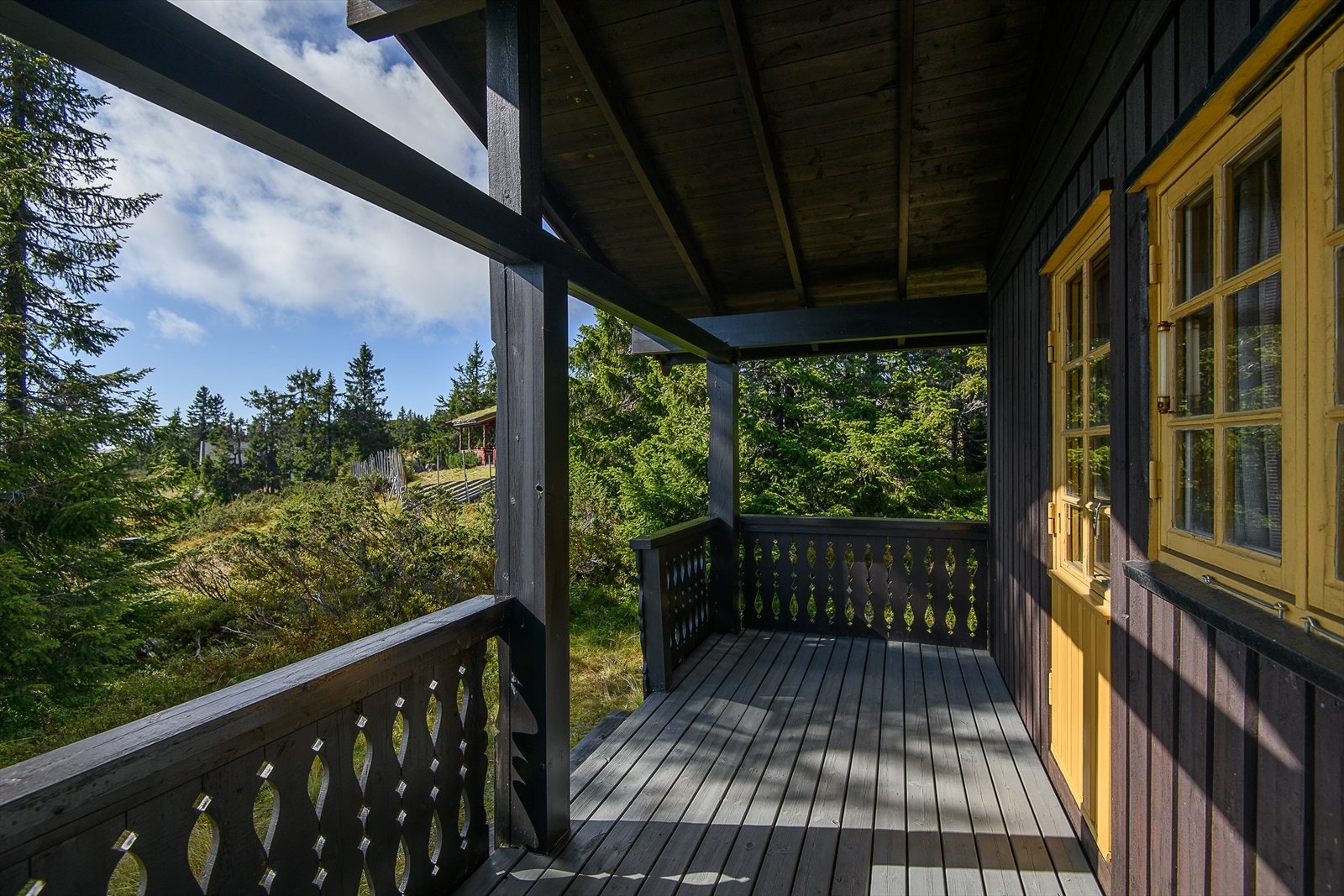 Overbygget terrasse med utgang fra stua. Galleribilde