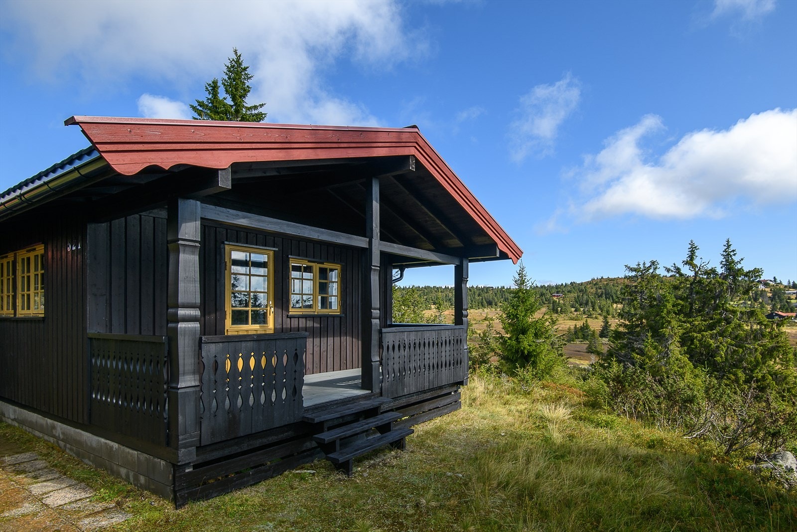 Hytta ligger som en del av den populære Lunkevegen på Sjusjøen. Her har du et ypperlig utgangspunkt for turer og aktiviteter, sommer som vinter. Fine turstier og skiløyper er lett tilgjengelig. Galleribilde