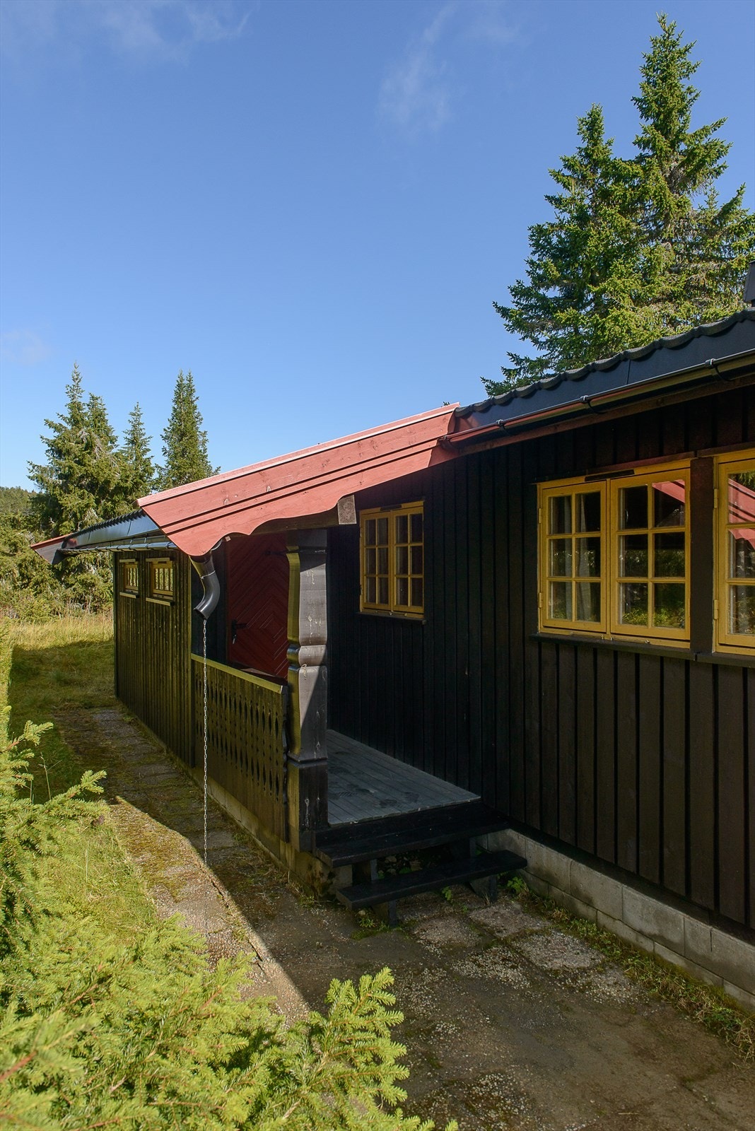 Det er overbygget inngangsparti på hytta. Galleribilde