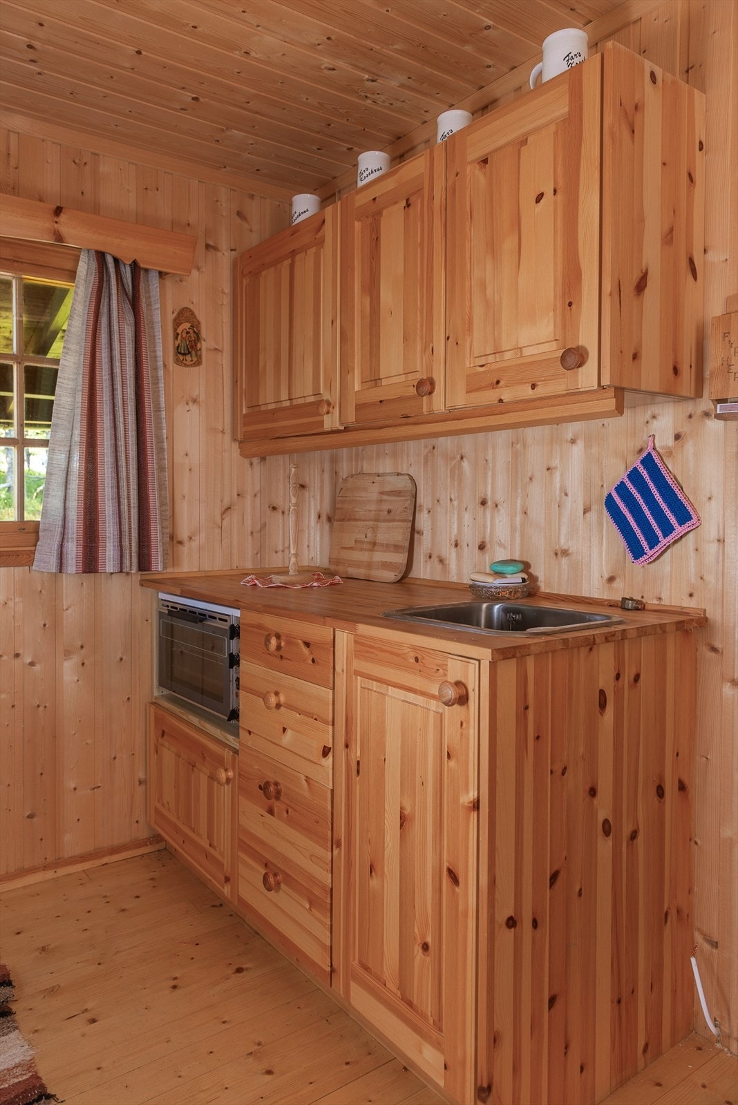 Oppvaskkum og hybelkomfyr i kjøkkeninnredningen. Galleribilde