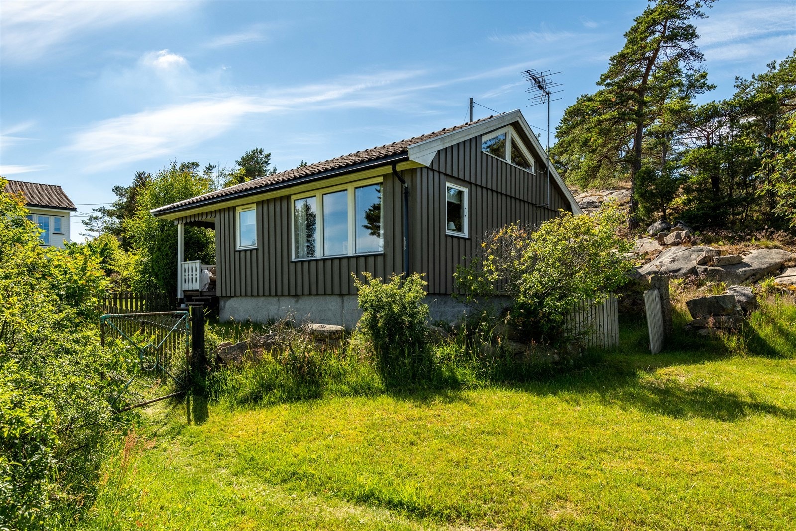 Tomten er inngjerdet og er ca. 187 kvm. Galleribilde