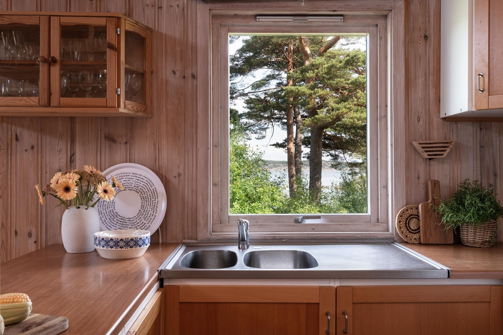Her kan oppvasken tas mens man kikker ut på det frodige landskapet og følge båttrafikken. Galleribilde