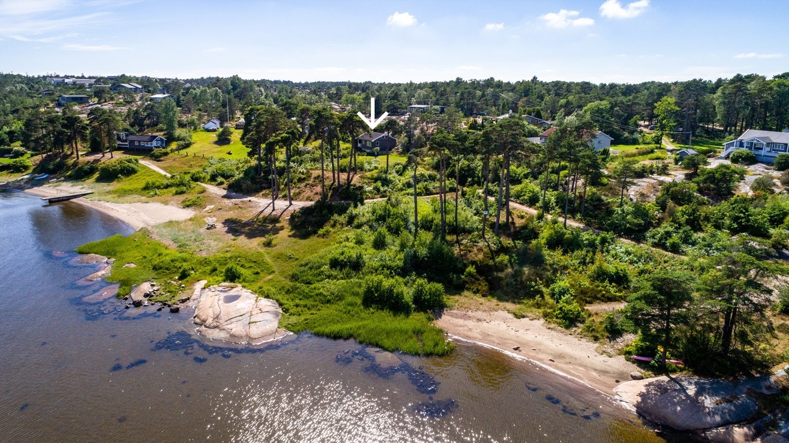 Kun et steinkast fra den idylliske og langgrunne badestranden "Olastranda", ligger denne sjarmerende fritidsboligen Galleribilde