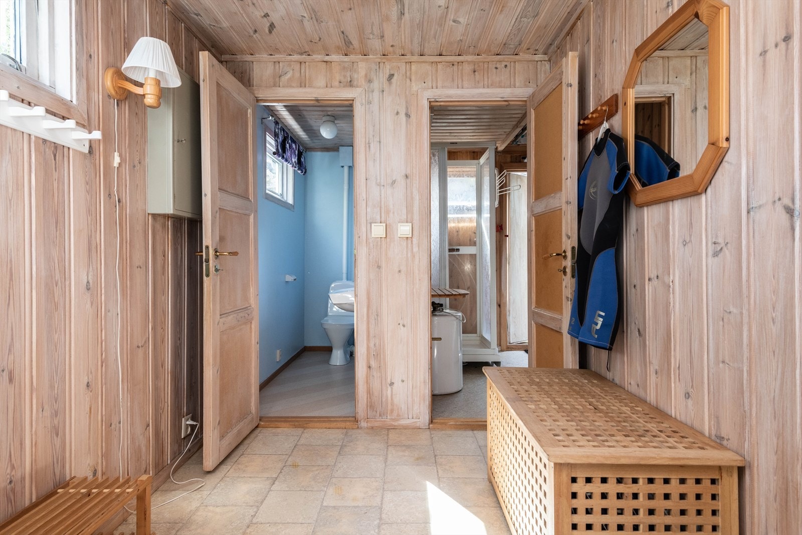 Ved inngangspartiet finner du en romslig gang som gir tilgang til to praktiske rom: et lite toalettrom og et rom med dusjkabinett. Galleribilde