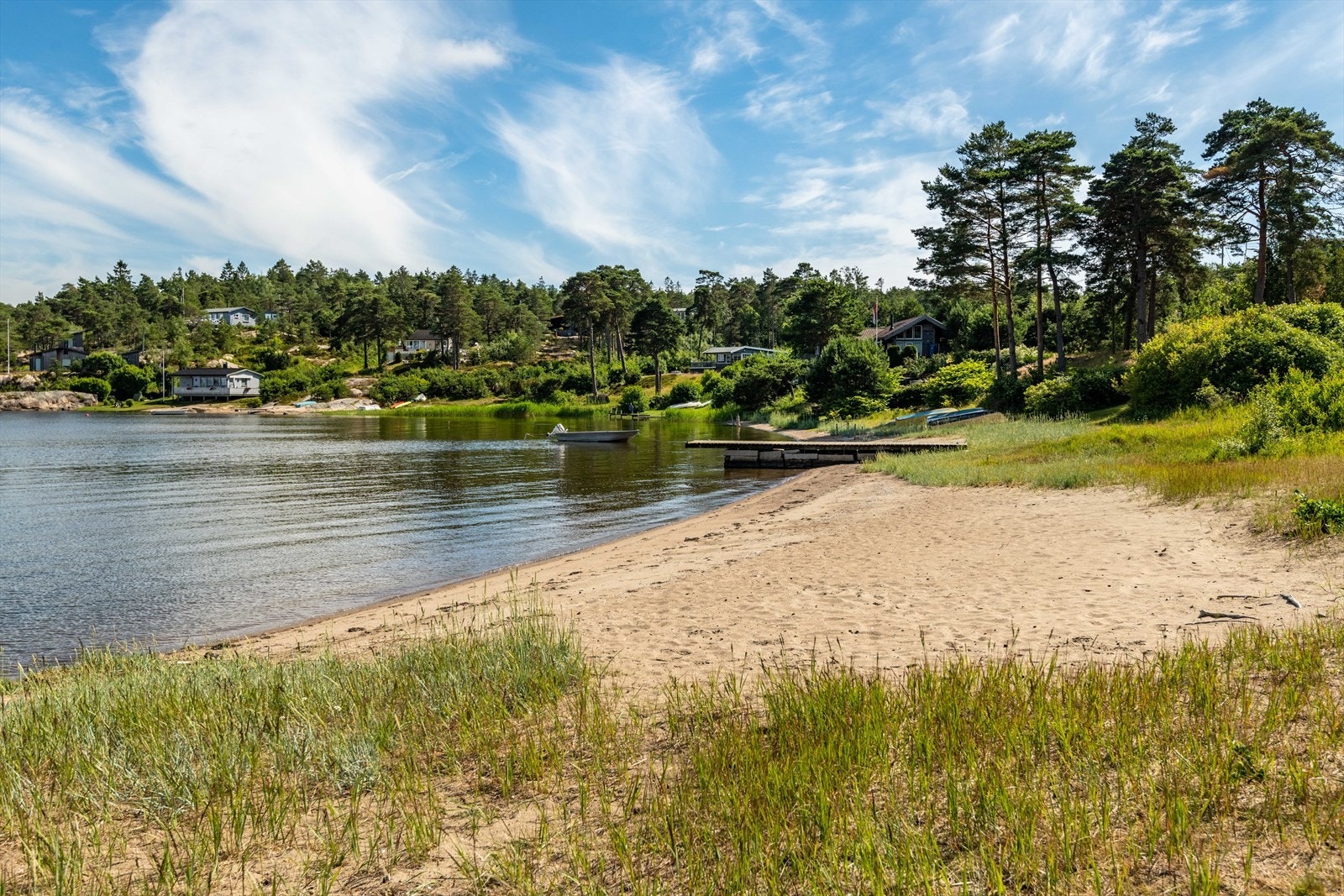 Stranden er svært langgrunn, noe som gjør den ideell for småbarnsfamilier. Galleribilde