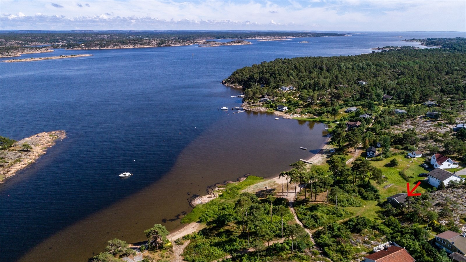 Området rundt byr på flotte turområder og skjærgården frister til oppdagelsesferder med egen båt, med skjulte strender og fredfulle holmer. Galleribilde
