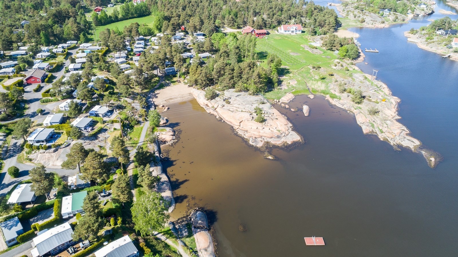 Listranda camping ligger i gangavstand fra hytta. Her kan familiens minste finne nye lekekamerater og knytte nye sommer-vennskap. Galleribilde