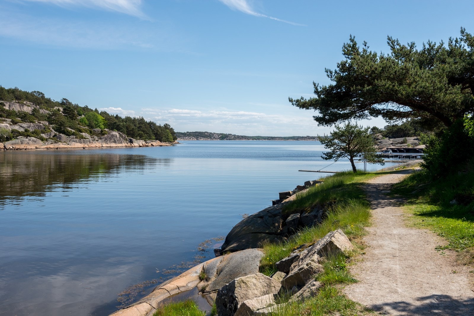 For de eldre barna og mer eventyrlystne, finnes det en badebrygge på Listranda/Buvika like i nærheten. Galleribilde