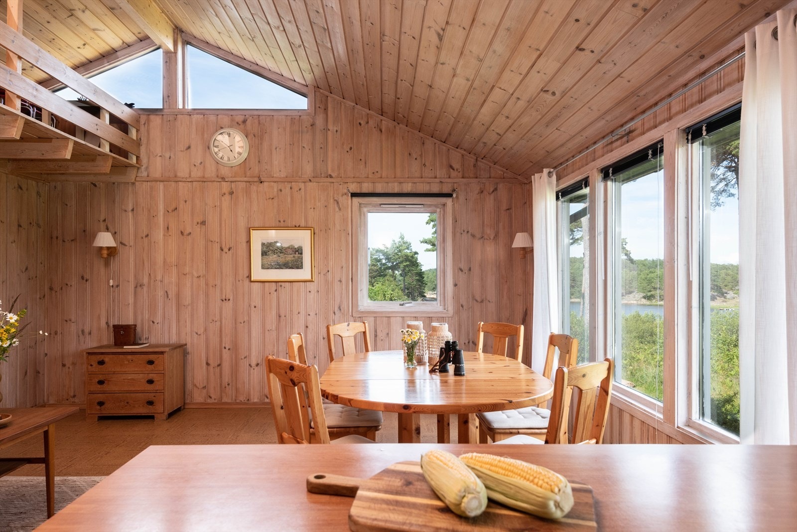 Det er godt med vindusflater i hytta. Legg merke til de to trekantvinduene i mønet. Galleribilde