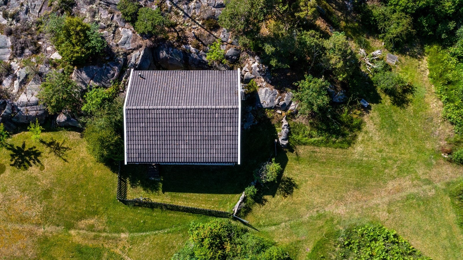 Tomtearealet som tilhører hytten er inngjerdet. Galleribilde