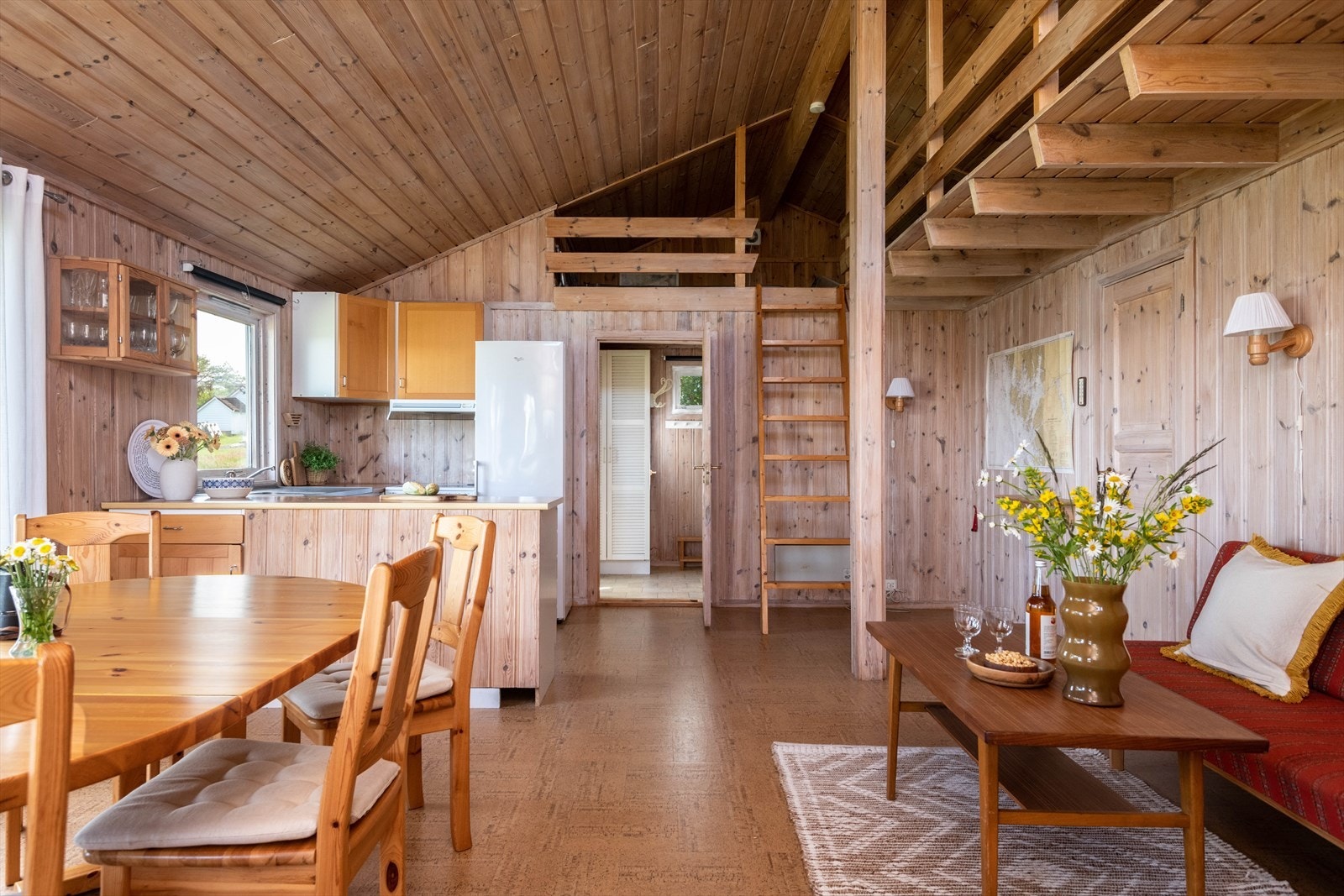 Fra stuen er det utgang til inngangspartiet og oppgang til hemsen. Galleribilde