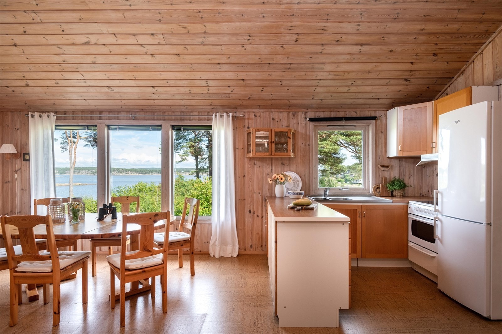 Hytta har to soverom og en åpen stue/kjøkkenløsning med plass til sofagruppe og spisebord. Galleribilde