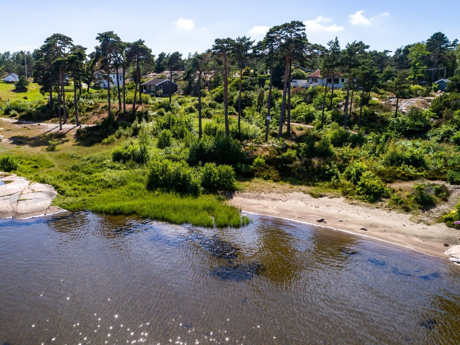 For den naturglade og aktive, tilbyr Asmaløy en rekke aktiviteter som vannsport, båtliv, terrengsykling, og spennende oppdagelsesferder rundt øya. Galleribilde