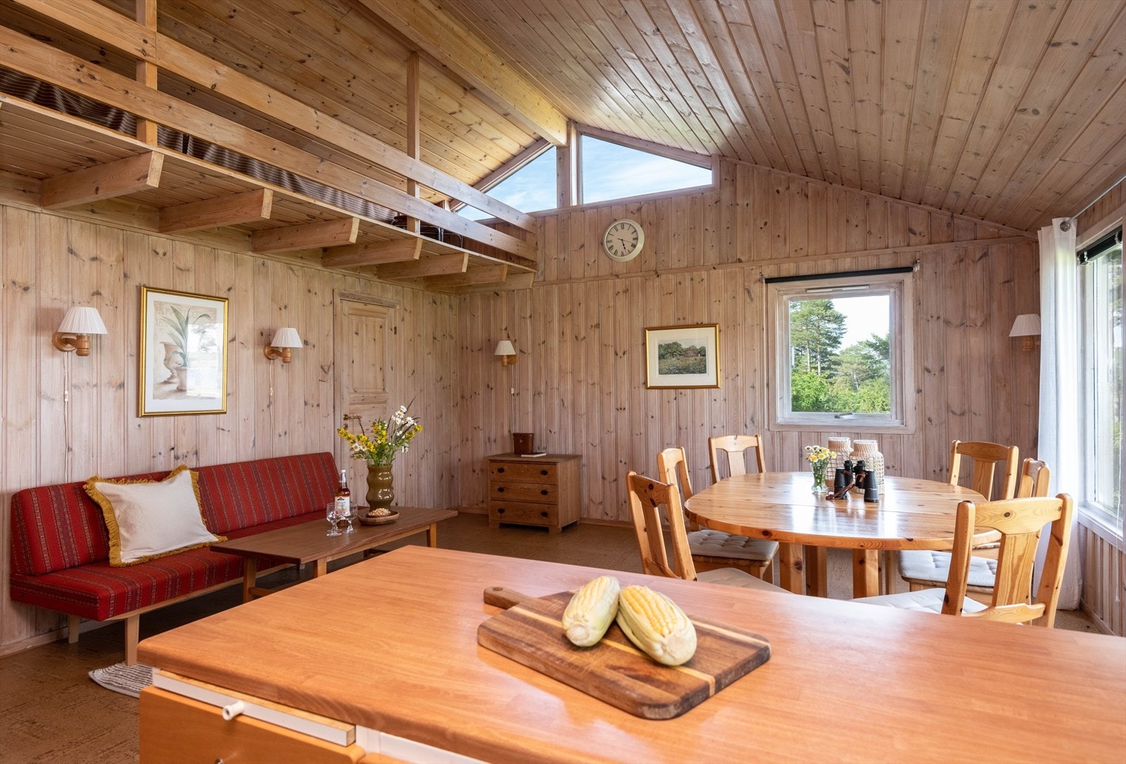 Det er en hems med oppgang fra stuen. Her er det lav takhøyde, men hemsen gir ekstra soveplass skulle man ha behov for det. Galleribilde