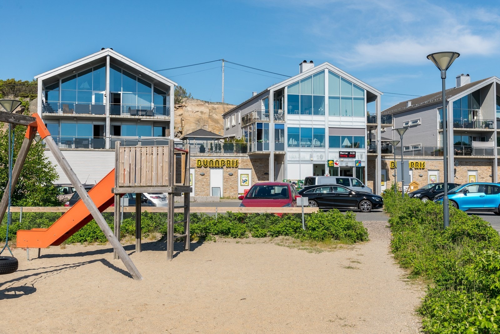 Daglige nødvendigheter er lett tilgjengelige, med nærbutikken Bunnpris kun fem minutters gange eller en kort sykkeltur unna. Galleribilde