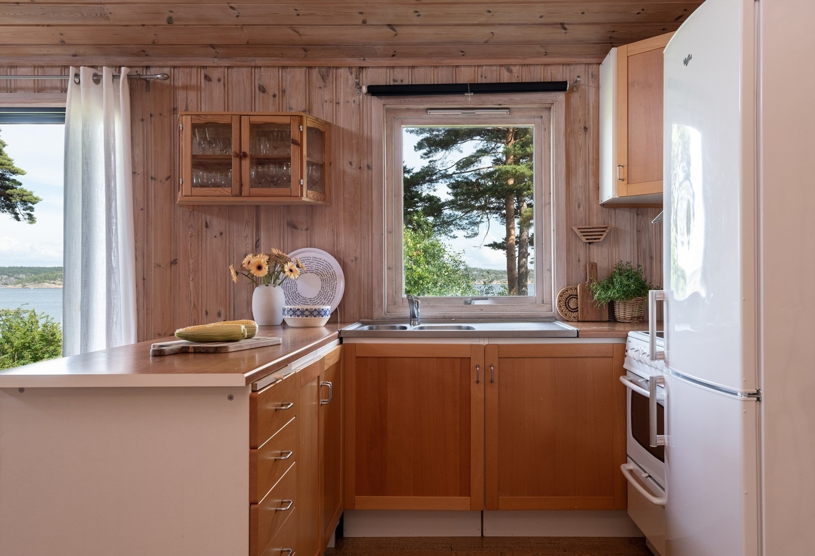 Kjøkkenet er plassert i en U-formasjon og er funksjonelt. Det er innlagt vann tilkoblet offentlig anlegg. Galleribilde