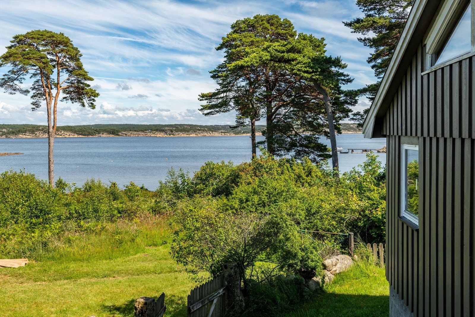 Til tross for den korte avstanden til stranden, er hytta og uteområdet godt skjermet for innsyn, noe som gir en privat og rolig atmosfære. Galleribilde