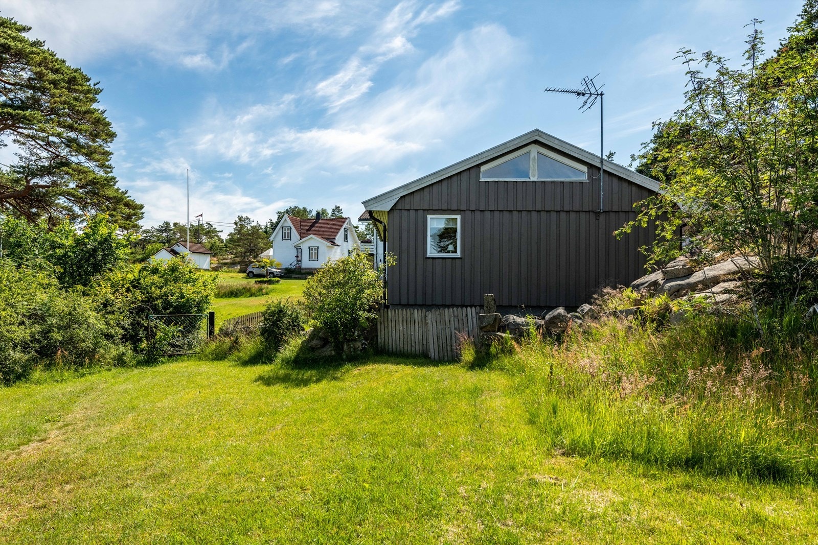 Området er preget av et fredelig miljø med overvekt av fritidsboliger, men det finnes også noen fastboende som bidrar til et levende nabolag. Galleribilde