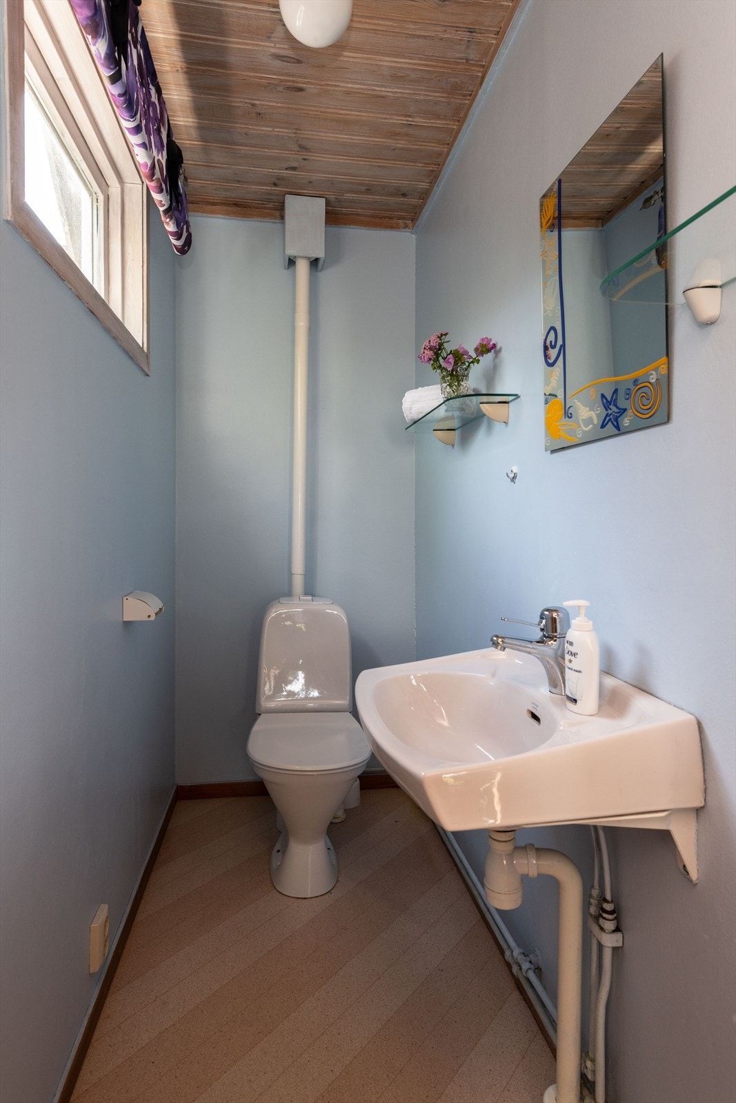 Toalettrom med enkel servant. Galleribilde