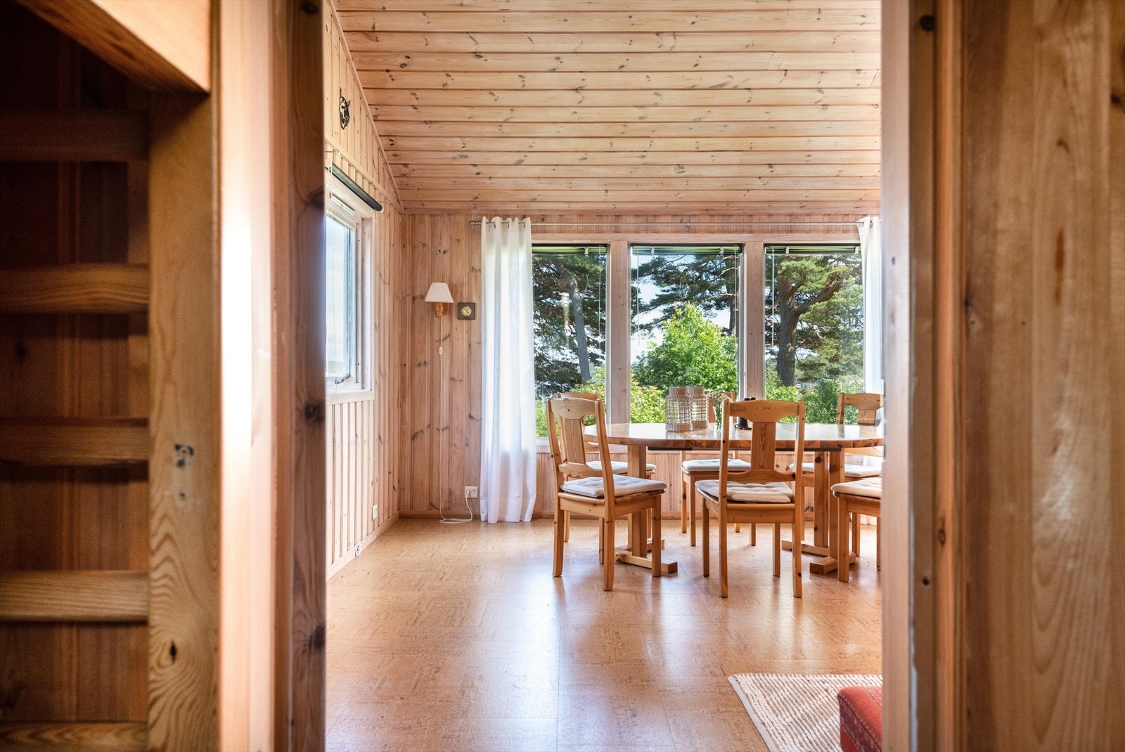 Fra soverom nr. 1 og ut på stuen. Galleribilde