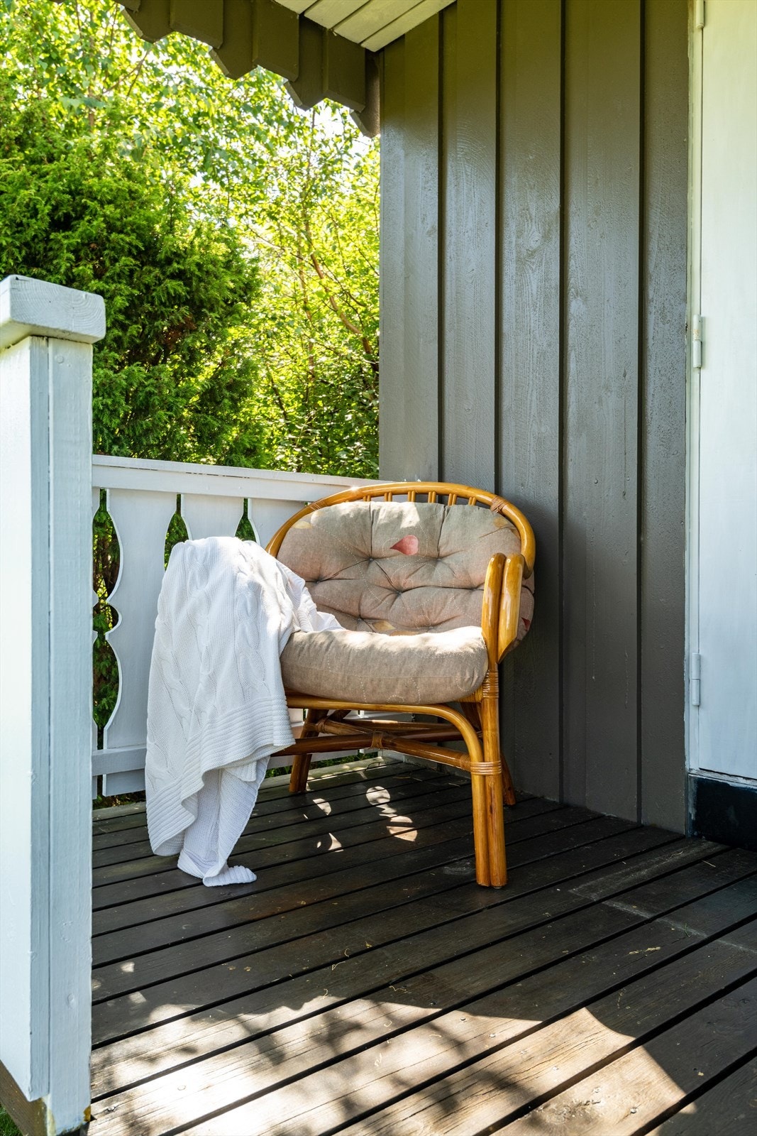 Den lille, overbygde verandaen ved inngangspartiet er et ypperlig sted å starte dagen. Galleribilde