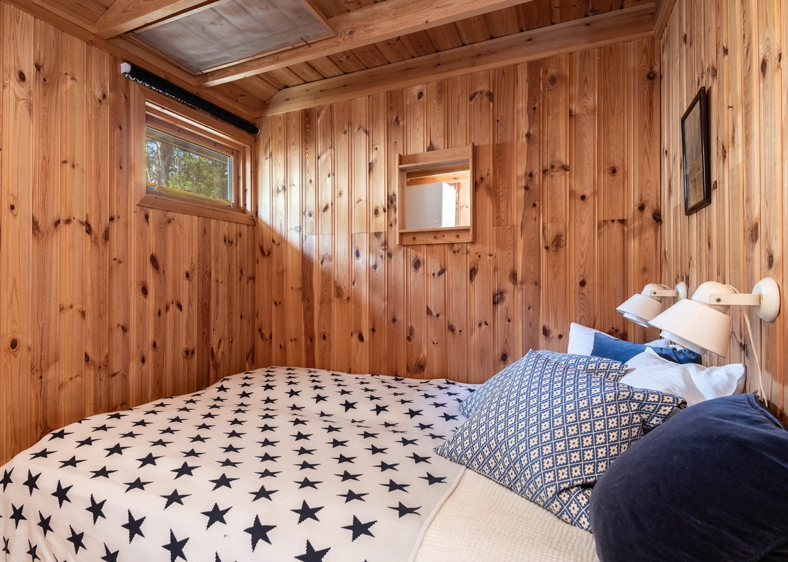 Soverom nr. 2. er innredet med en dobbelseng. Galleribilde