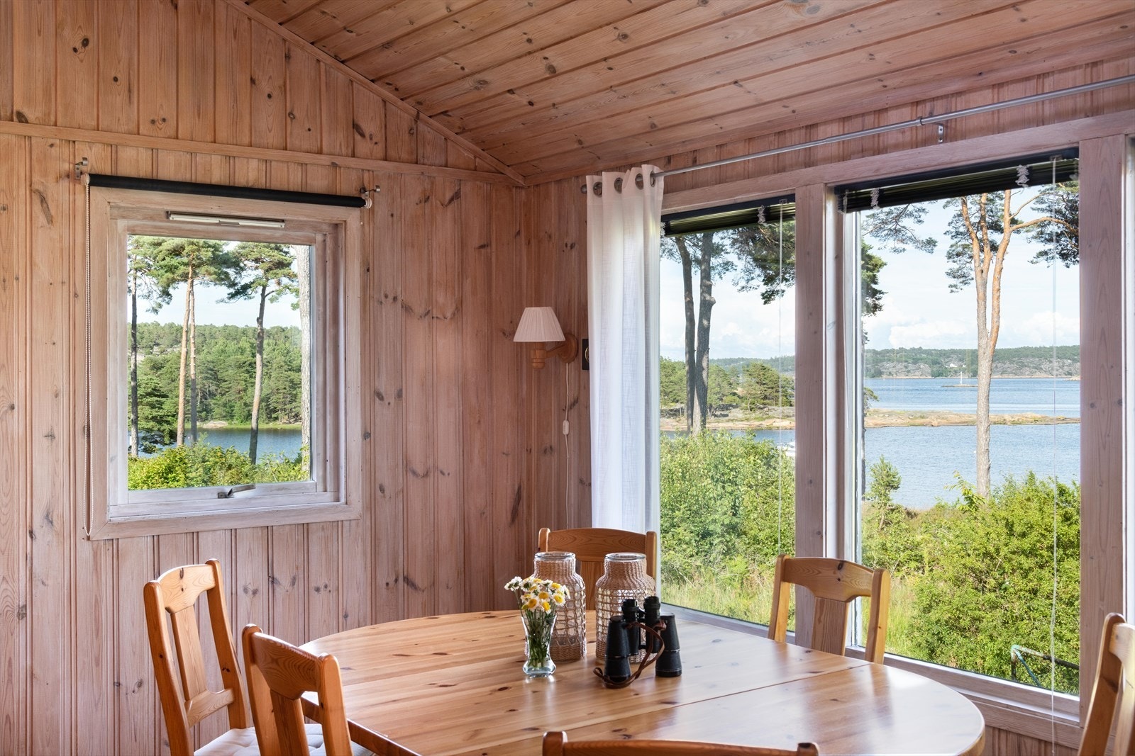 Fra stuen og kjøkkenet kan man nyte havutsikten og godt selskap. Galleribilde
