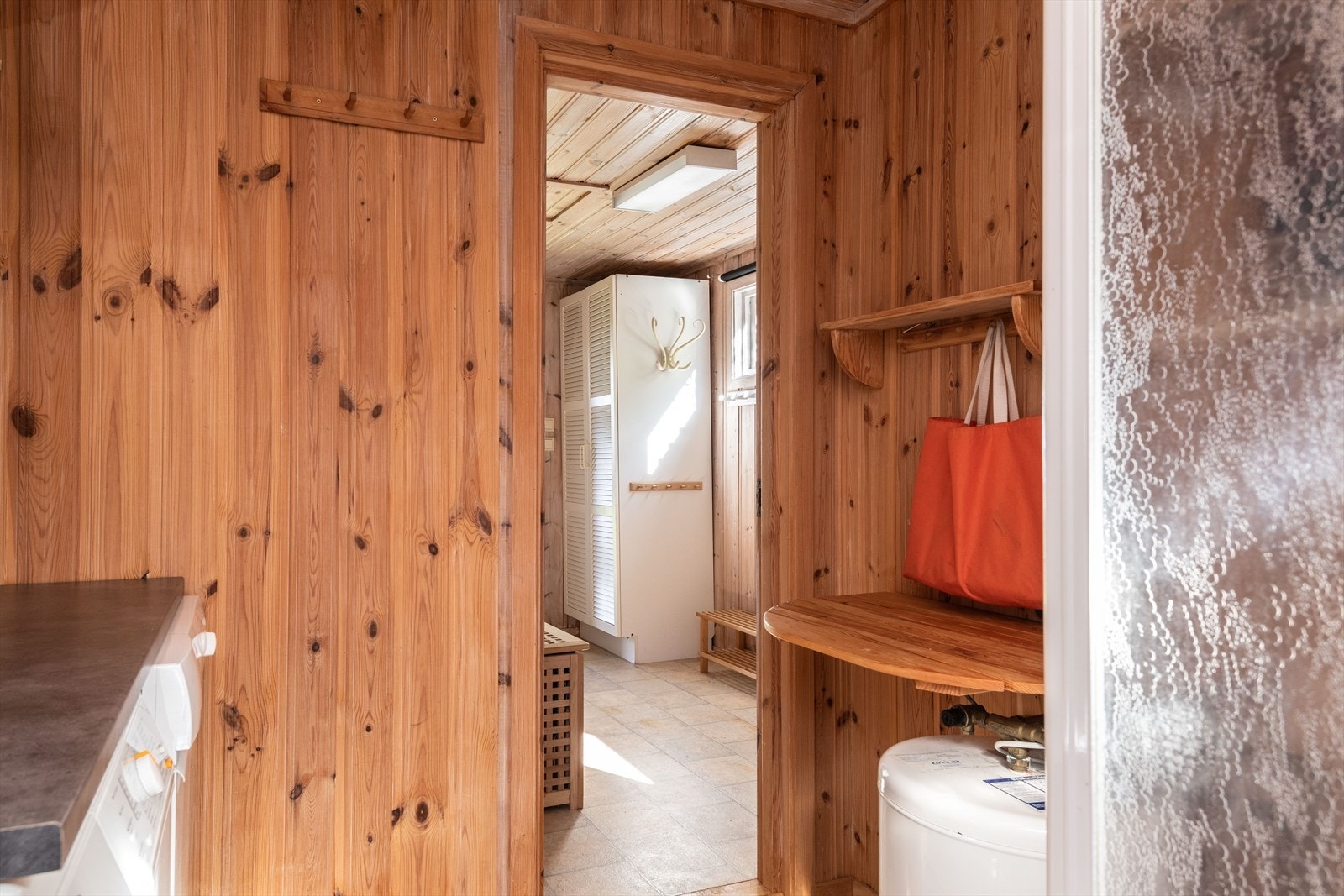 Fra dusjrommet og ut mot gangen og inngangspartiet. Galleribilde