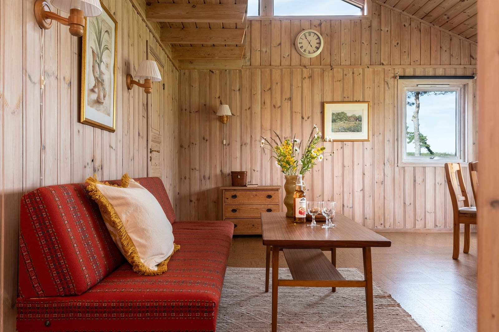 Furupanel er gjennomgående i hytta på både vegger og himling. Galleribilde