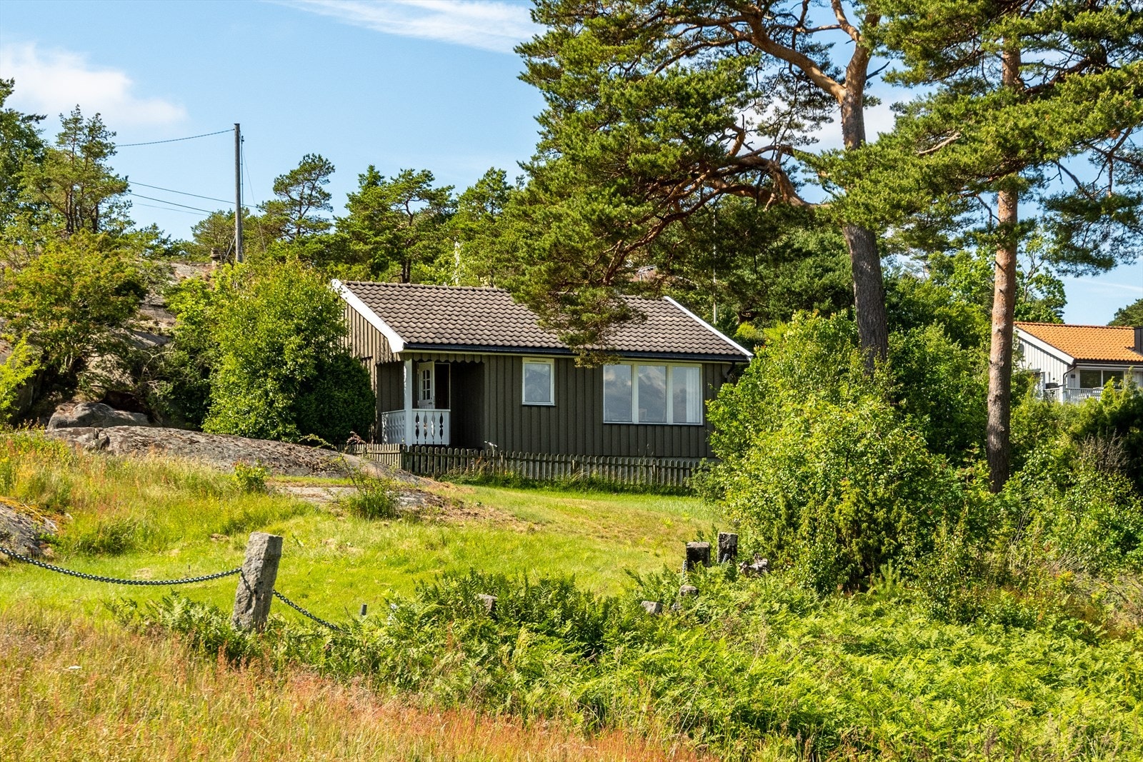 Brekkerød 47 ligger på den idylliske øya Rød/Asmaløy, den nest ytterste øya med fastlandsforbindelse. Galleribilde
