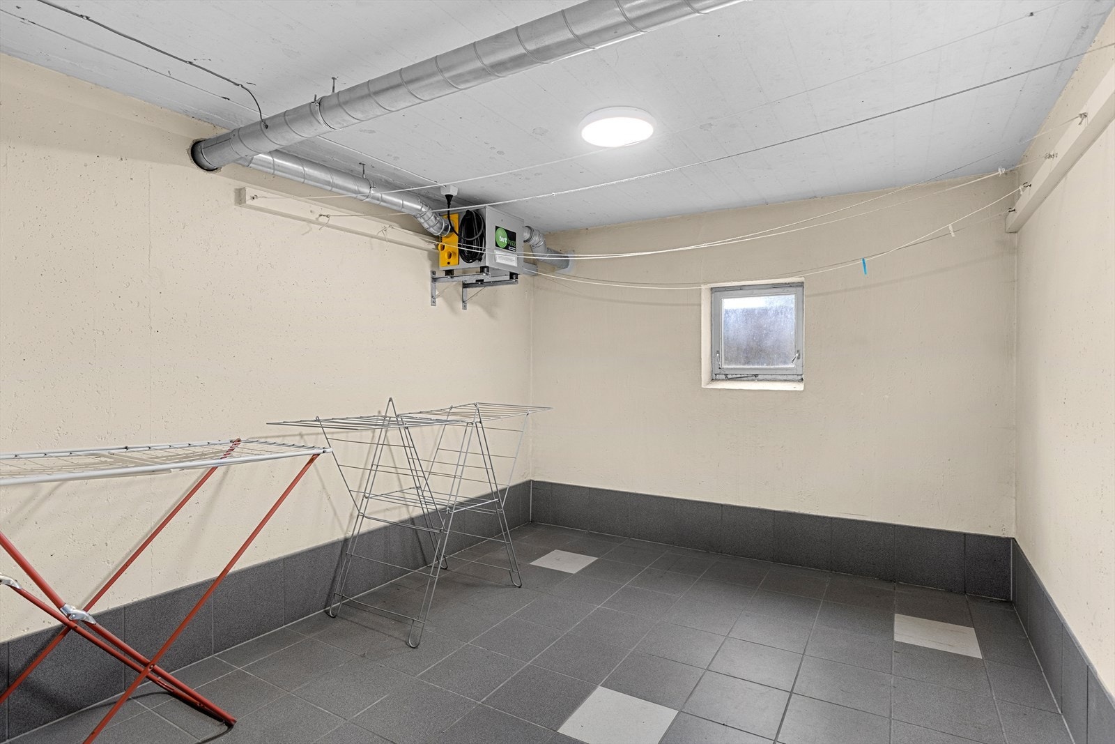 Felles vaskerom for de 4 leilighetene i bygget, med god plass til både vask og tørk av klær. Galleribilde