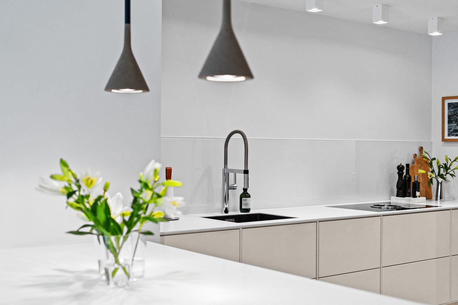 Lekker Corian benkeplate som står i stil med lyse fronter Galleribilde