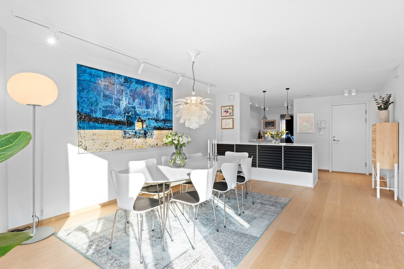 God plass til større spisebord og sofagruppe - Perfekt for hyggelige sammenkomster! Galleribilde