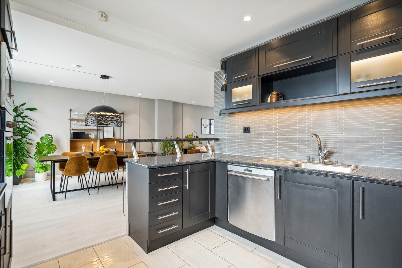 Fra stuen er det adkomst til kjøkkenet, samt utgang til leilighetens balkong. Galleribilde