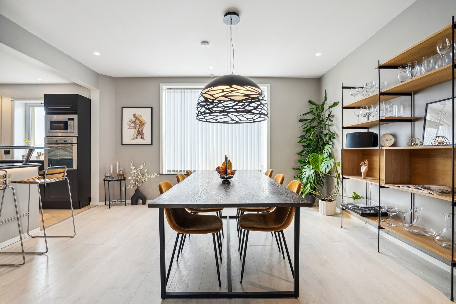 Leiligheten har et primærrom på 85 m² med en praktisk og åpen planløsning. Galleribilde