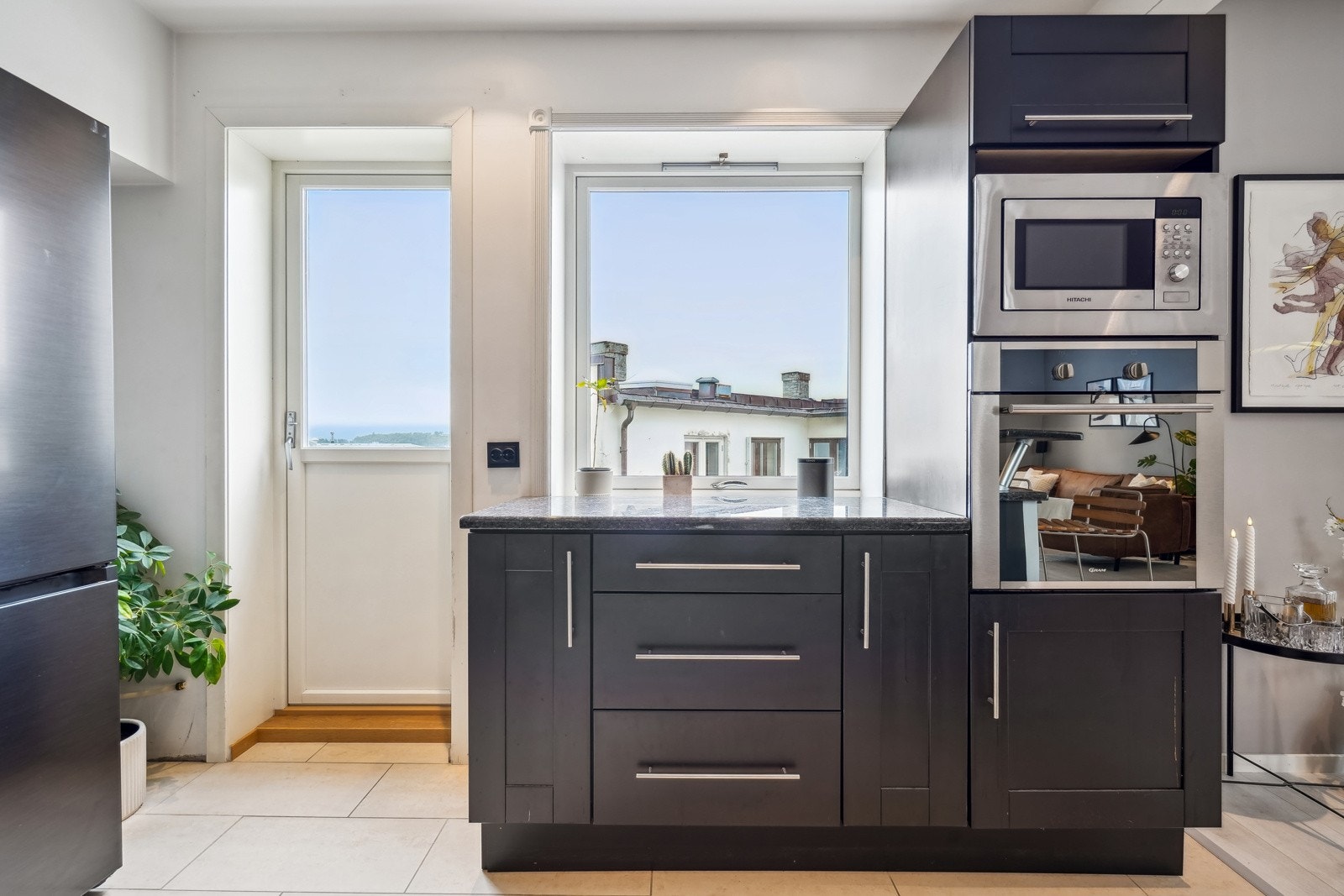 Utgangen til balkongen ligger rett ved kjøkkenet. Galleribilde