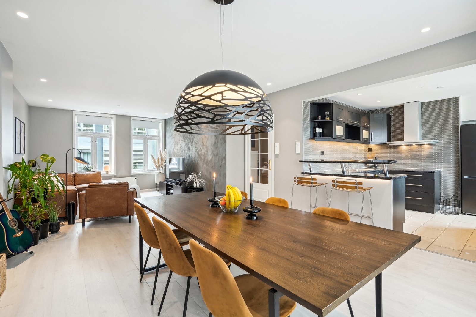 Leiligheten er utstyrt med smart styring av all belysning, unntatt i gjesterommet. Det foreligger samsvarserklæring for det elektriske arbeidet. Galleribilde