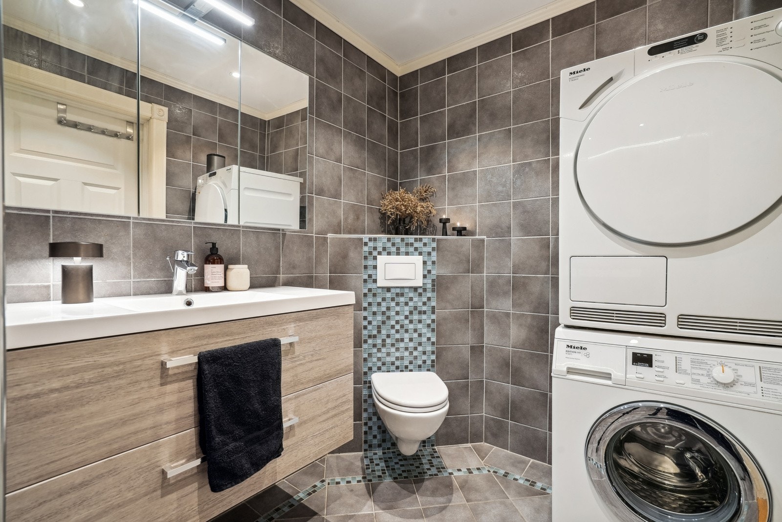 Badet har opplegg for vaskemaskin og vannrør med rør-i-rør-system Galleribilde