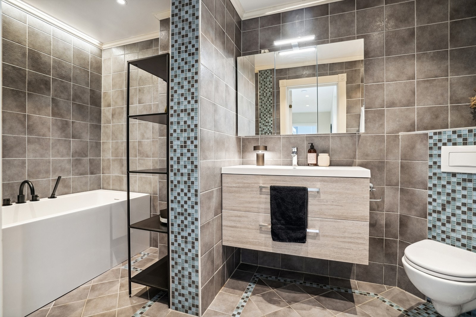 Stilrent, helfliset bad fra 2008, utstyrt med gulvvarme. Galleribilde