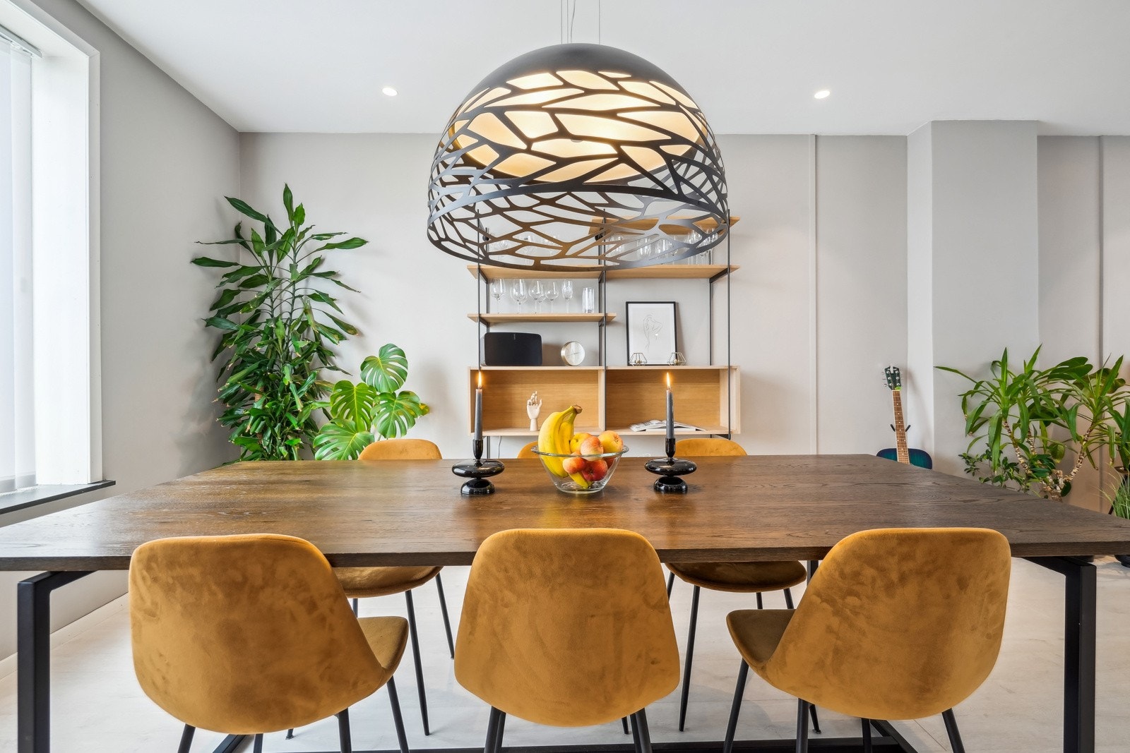 Den romslige stuen tilbyr god plass til å møblere etter eget ønske, med mulighet for både sofahjørne og sittegruppe Galleribilde