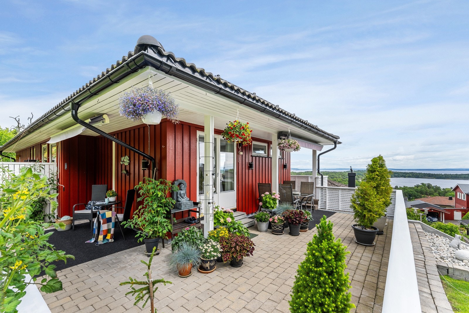 Boligen ligger høyt og har fantastisk utsikt utover Oslofjorden Galleribilde