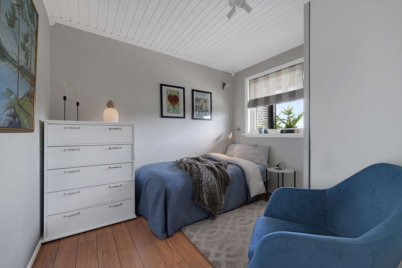 Det er 3 gode soverom i boligen hvorav 2 i hovedetasjen og 1 i underetasjen. Galleribilde