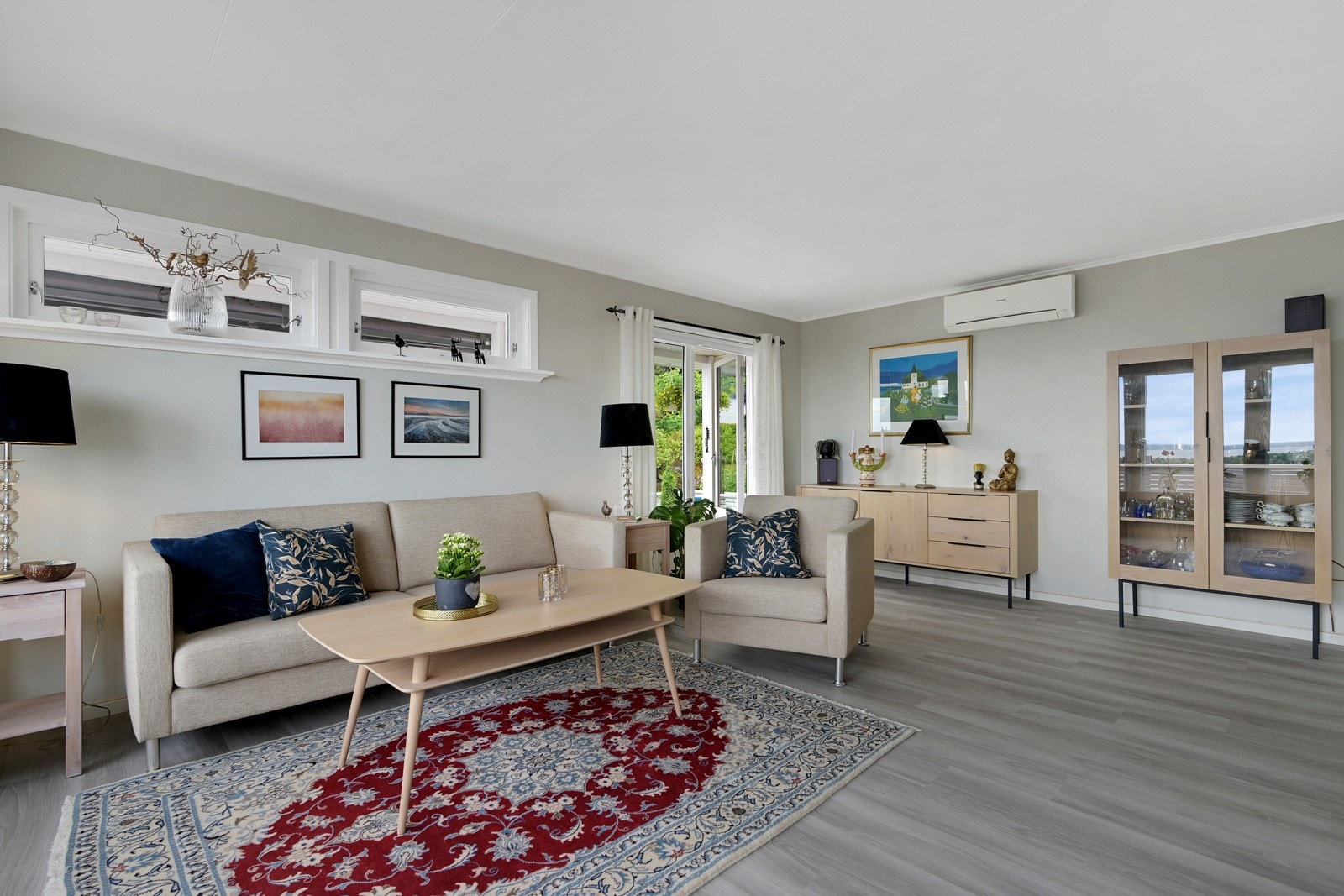 Fra stuen er det utgang til delvis overbygd steinlagt veranda med terrasse markise. Galleribilde