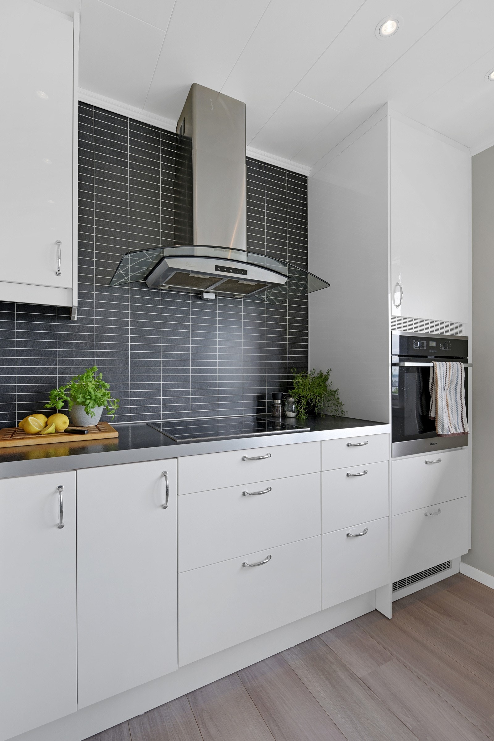 Ny ventilasjonsvifte ble monert i 2016 og ny luftekanal satt inn (går over loft og ut i luftepipe over tak). Galleribilde