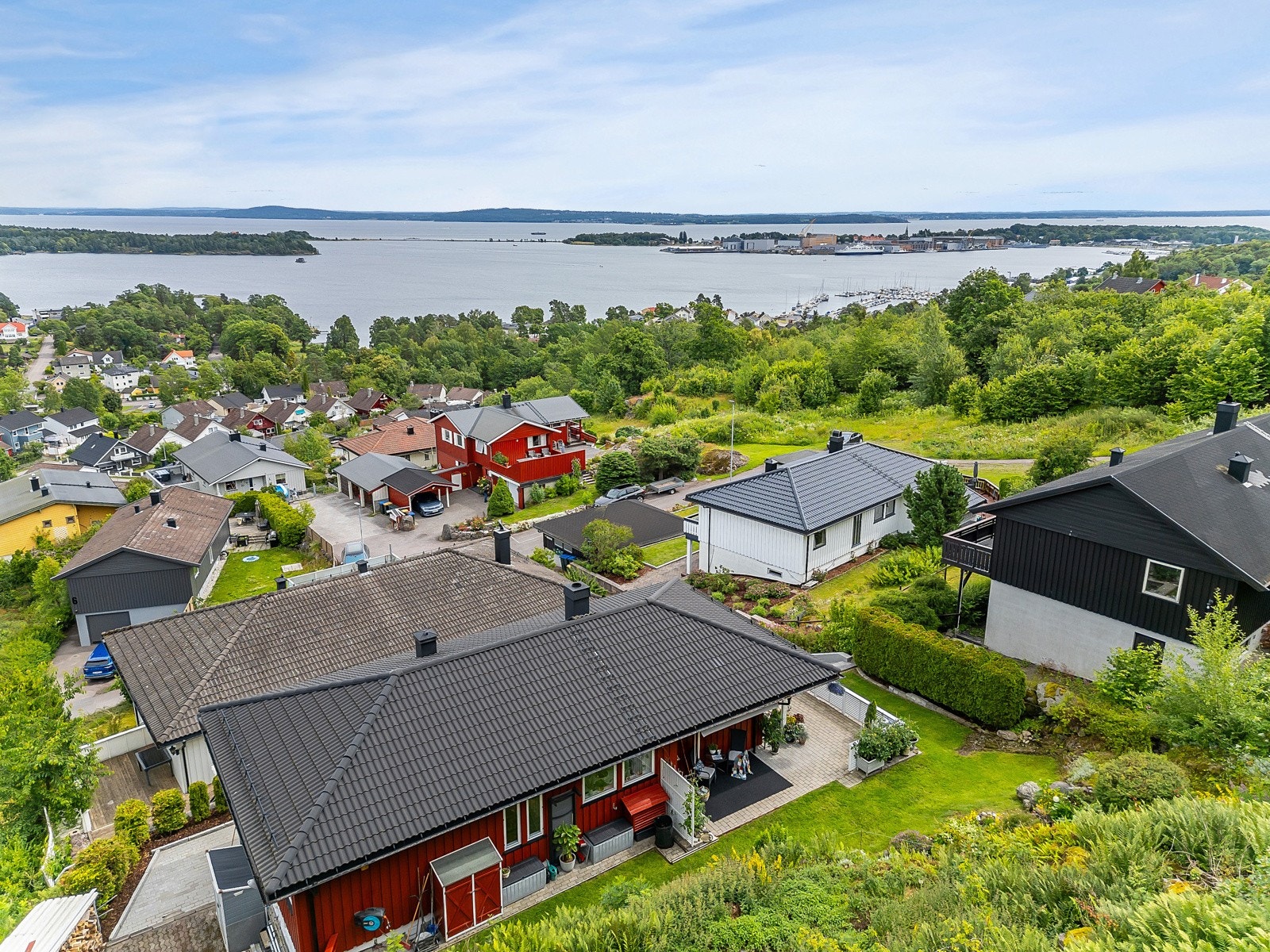 Boligen fremstår som meget godt vedlikeholdt og har en pent opparbeidet eiendom. Galleribilde