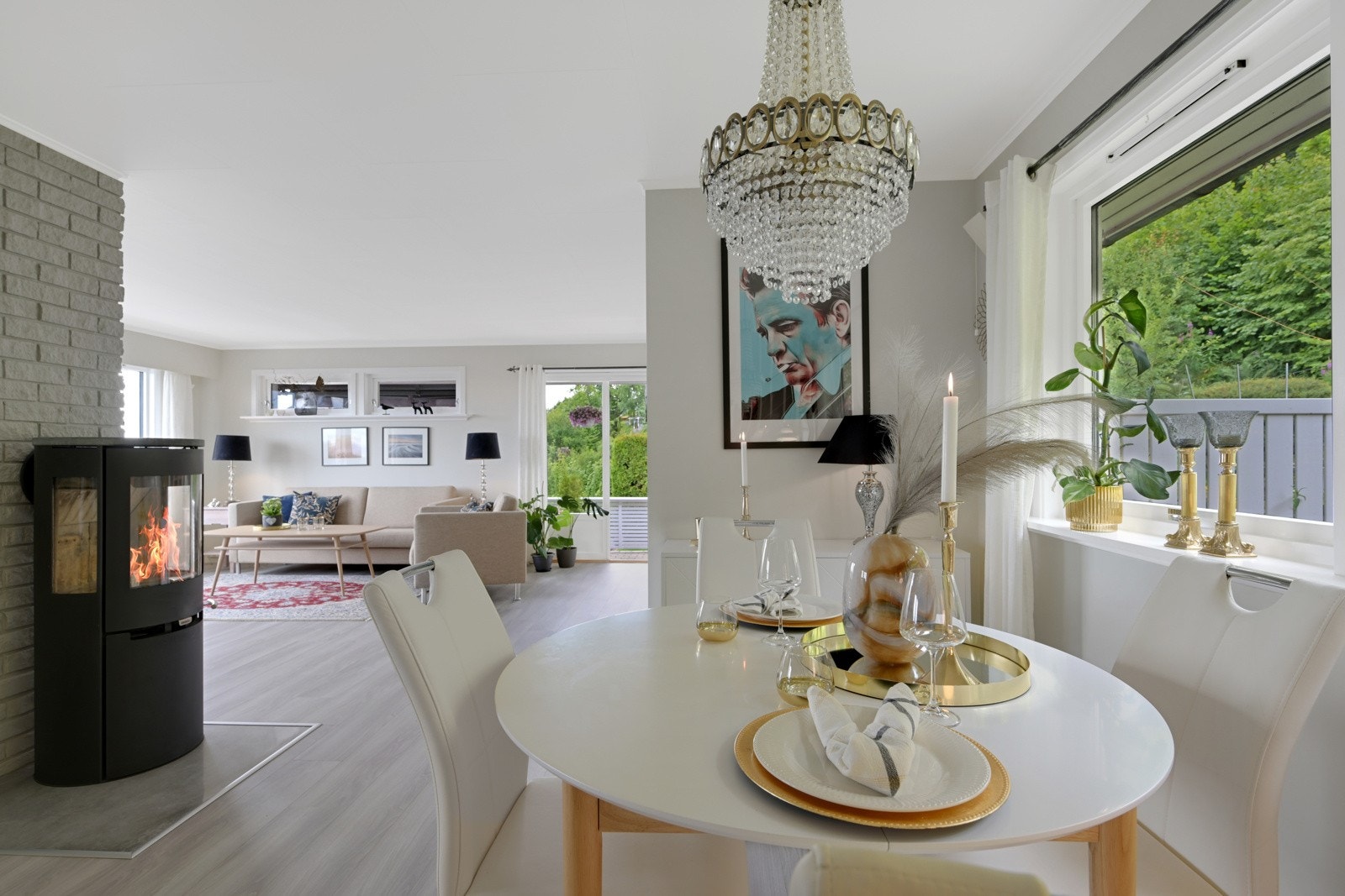 Det ble satt inn ny Aduro vedovn i 2022 som gir god varme sene høst og vinterkvelder. Det er også varmepumpe i boligen og Eswa varme (pt. er denne frakoblet). Galleribilde