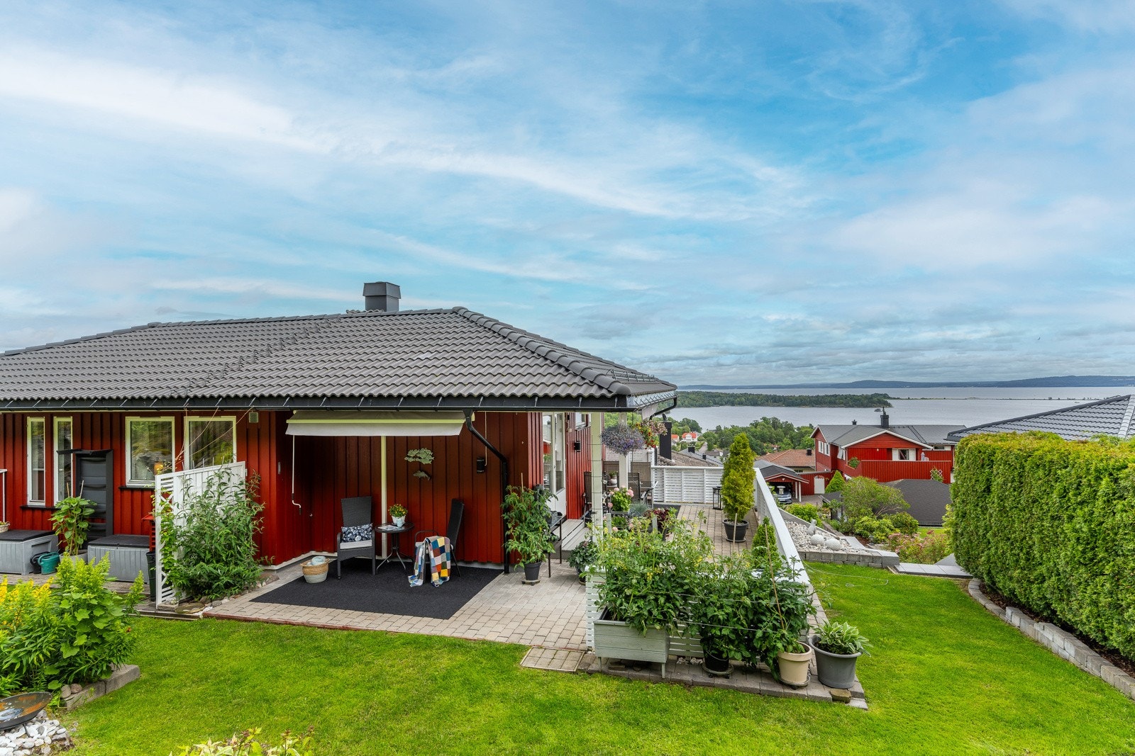 Det er en svært hyggelig opparbeidet veranda hvor man sitter i le for vinden. Galleribilde