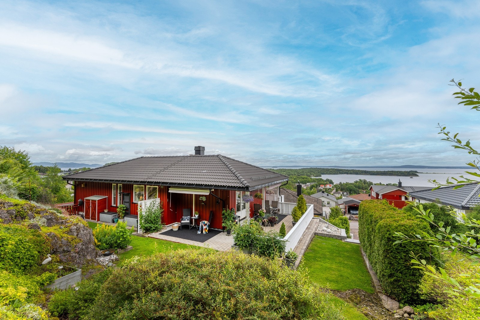 Boligen ligger i en blindvei med en felles gangvei opp til boligen. Galleribilde