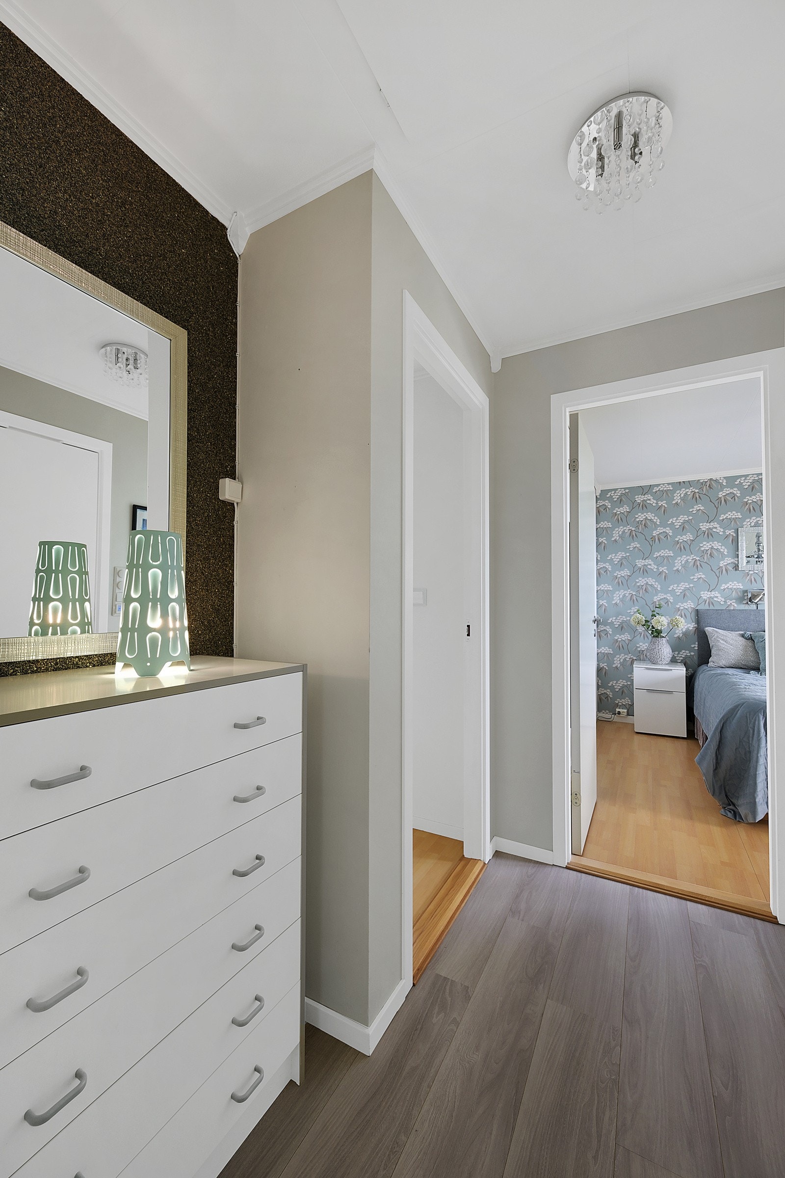 Romslig soveromsgang med plass til møblement og lukeadkomst til loftet med god lagringsplass. Galleribilde